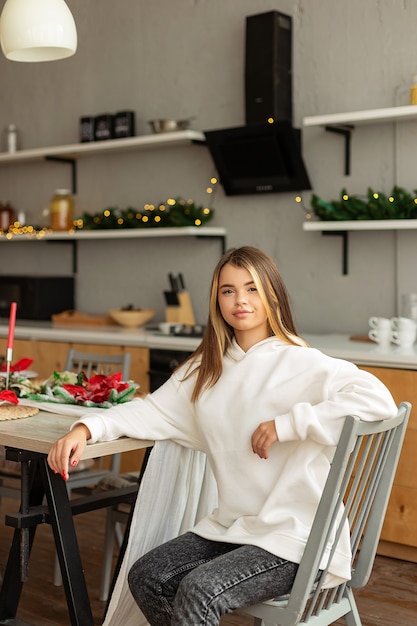 Chica en una habitación con adornos navideños