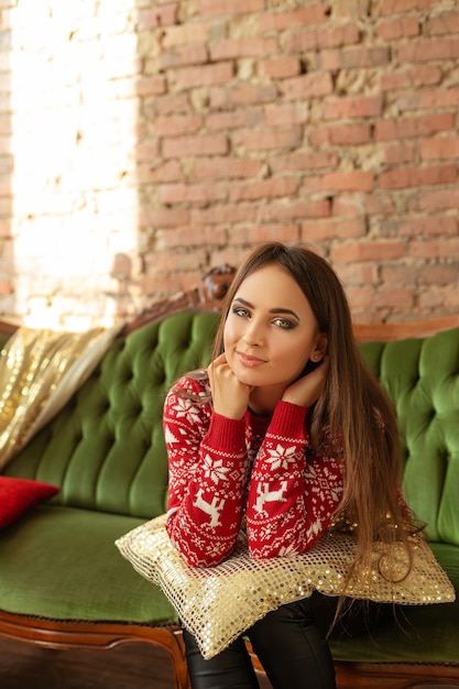 Chica en una habitación con adornos navideños