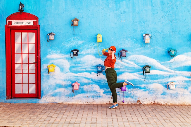 Foto chica hablando por un teléfono antiguo. concepto de comunicación.