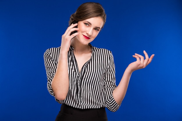 Foto chica hablando por teléfono