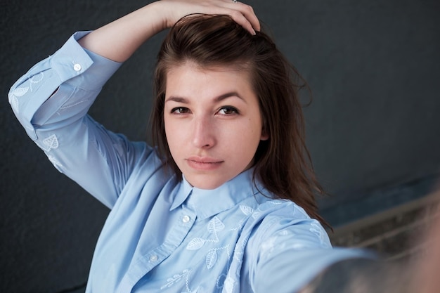 Chica hace foto selfie Cerrar vista de retrato de la cámara