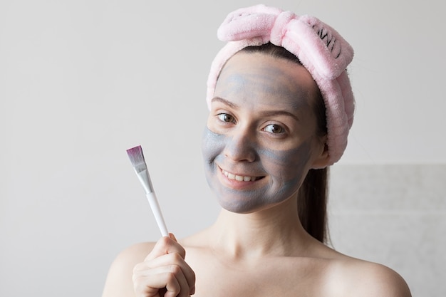 Foto chica hace una mascarilla de arcilla en su baño. foto de alta calidad