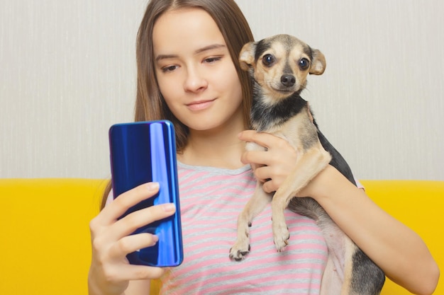 Chica hace selfie con un perro