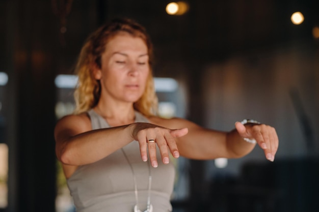 La chica hace yoga y está en estado de meditación El concepto de un estilo de vida saludable