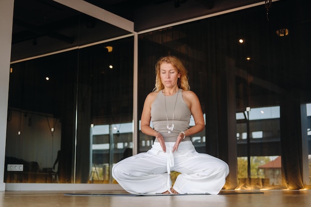 La chica hace yoga y está en estado de meditación El concepto de un estilo de vida saludable