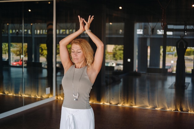 La chica hace yoga y está en estado de meditación El concepto de un estilo de vida saludable