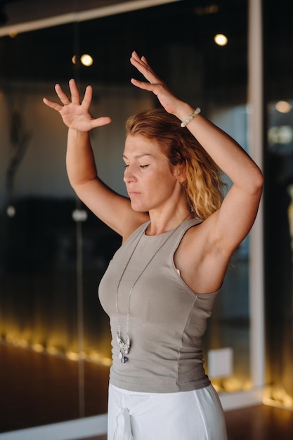 La chica hace yoga y está en estado de meditación El concepto de un estilo de vida saludable