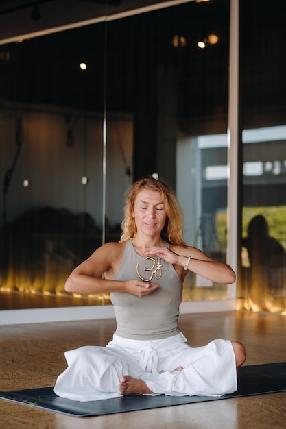 La chica hace yoga y está en estado de meditación El concepto de un estilo de vida saludable