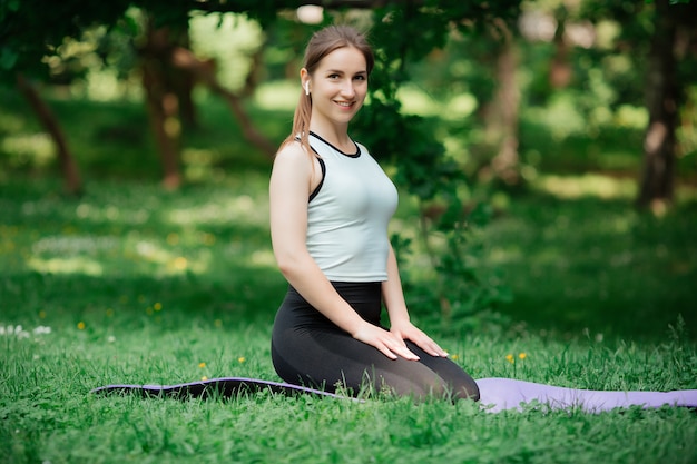 Chica va a hacer deporte en el parque.