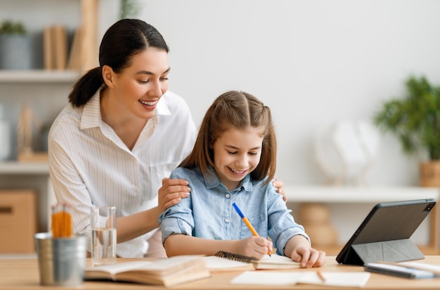 Foto chica haciendo deberes o educación en línea.