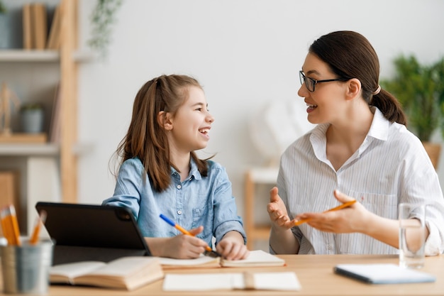 Chica haciendo deberes o educación en línea.