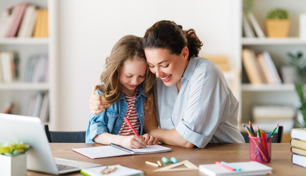 Foto chica haciendo deberes o educación en línea.