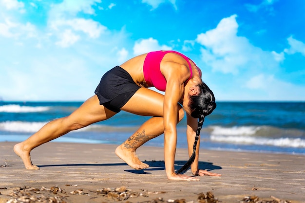 Chica haciendo deporte en la playa