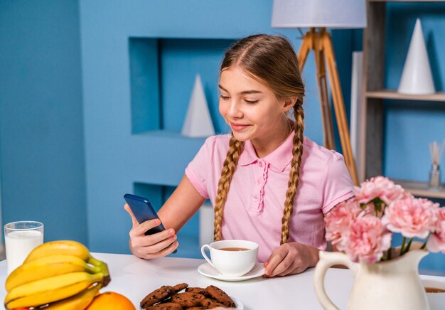 chica haciendo el desayuno por la mañana en casa