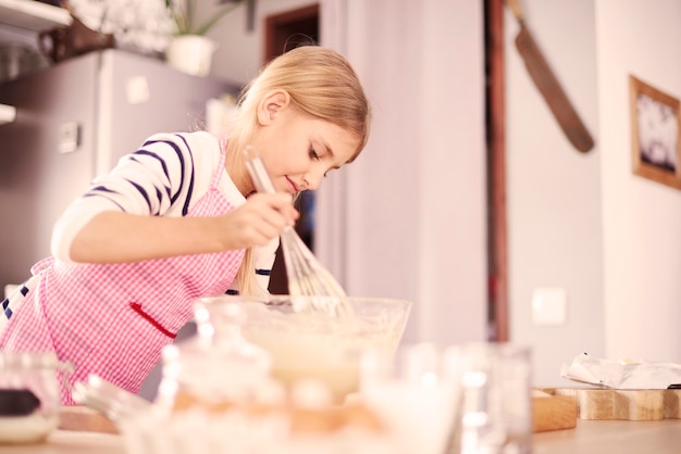 Chica haciendo una dulce sorpresa para la familia