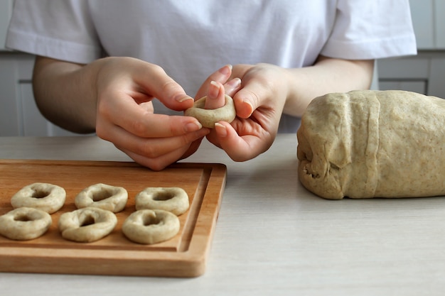 chica haciendo galletas