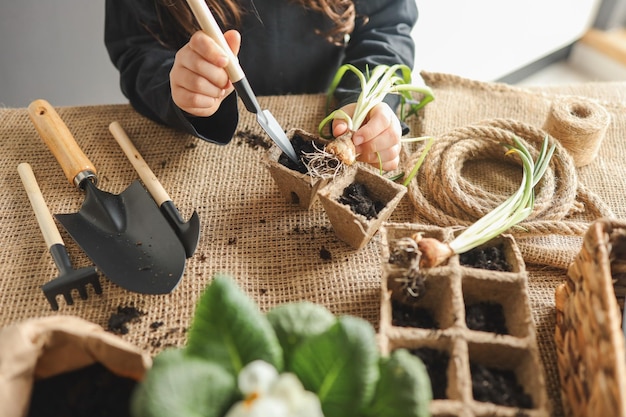 Chica haciendo jardinería en casa