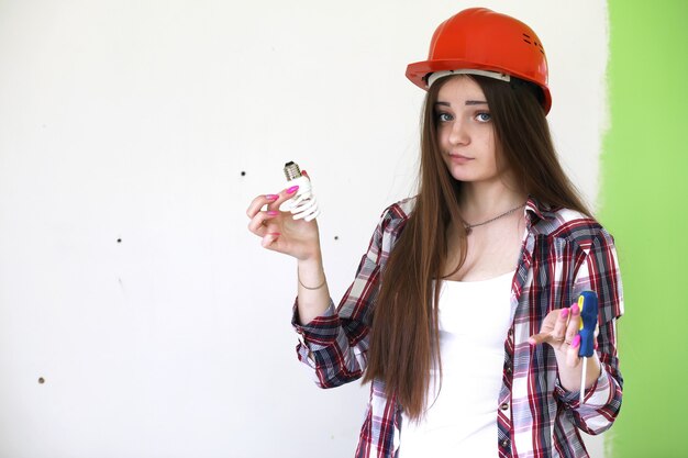 Chica haciendo reparaciones en el apartamento en un día laborable