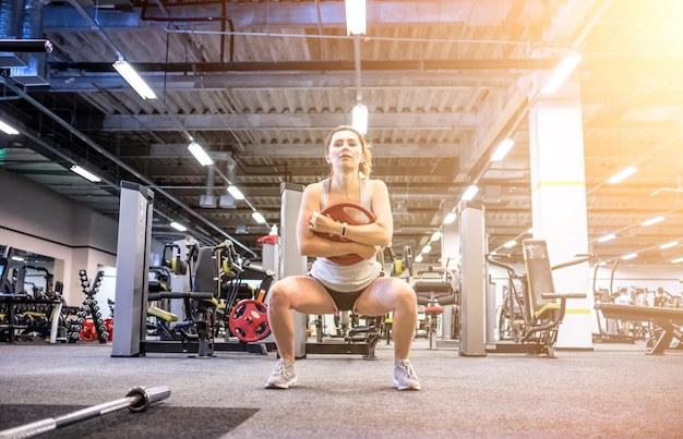 Chica haciendo sentadillas