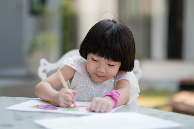 Chica haciendo la tarea, papel de escribir para niños, concepto de educación, regreso a la escuela