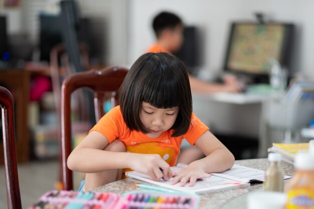 Chica haciendo la tarea, papel de escribir para niños, concepto de educación, regreso a la escuela