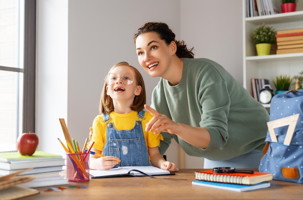 Chica haciendo la tarea