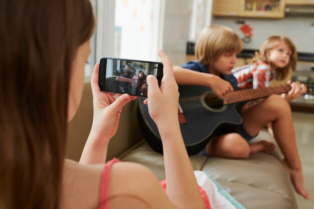 Chica haciendo video de amigos