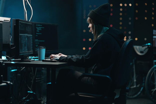 Chica hacker adolescente inconformista ataca servidores corporativos usando su computadora hacker femenina