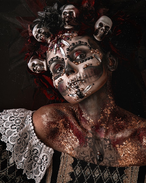 Chica de Halloween en un traje de muerte