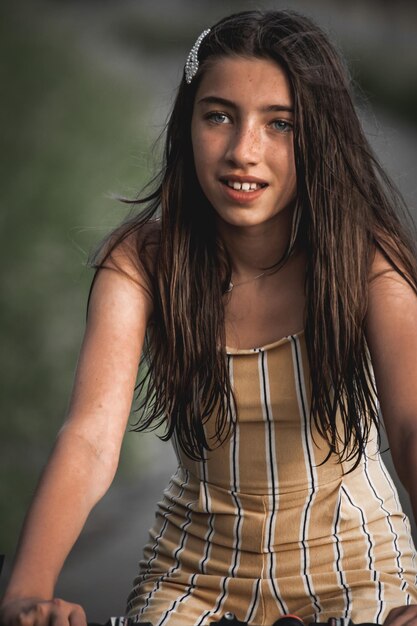 Foto una chica hermosa en bicicleta al aire libre