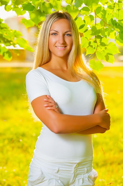 Una chica hermosa debajo del árbol.