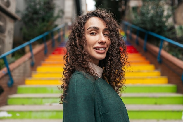 Una chica hermosa está en la calle de Estambul