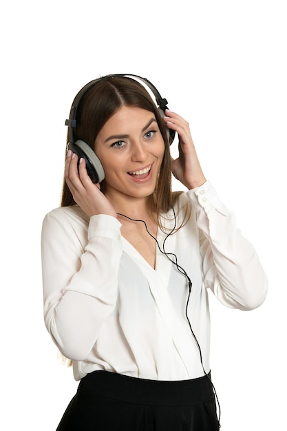 Chica hermosa feliz escuchando música en auriculares aislados