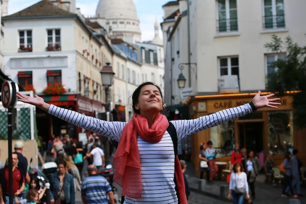 Chica hermosa feliz en Montmartre en París