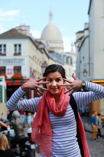 Chica hermosa feliz en Montmartre en París