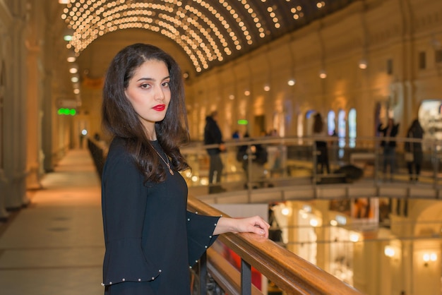 Una chica con una hermosa figura en un centro comercial.