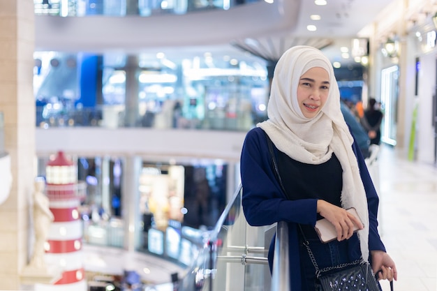 Chica hermosa islam en centro comercial.