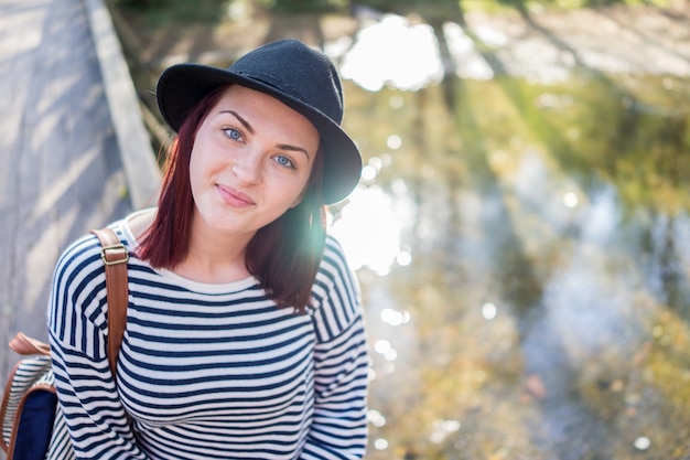 Chica en el hermoso río en la naturaleza