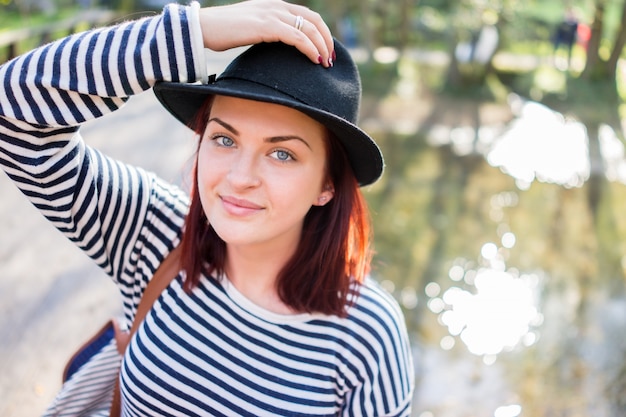 Chica en el hermoso río en la naturaleza