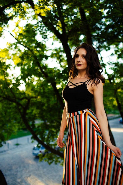 Chica en un hermoso vestido park en una flor