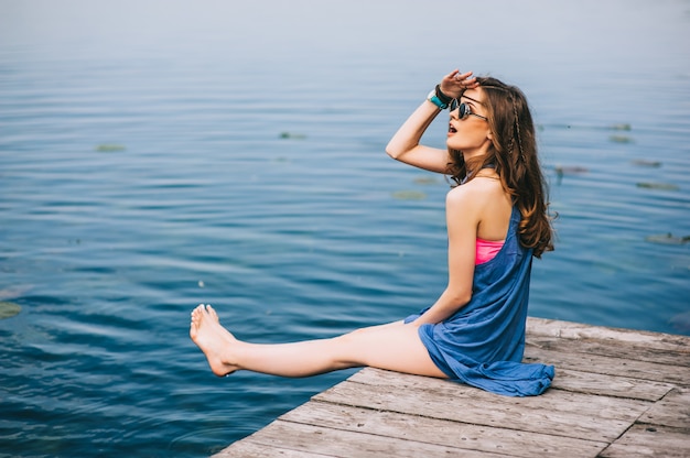 chica hippie en el muelle