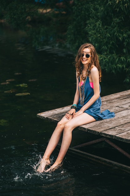 chica hippie en el muelle