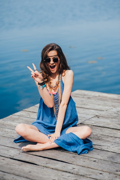 chica hippie en el muelle