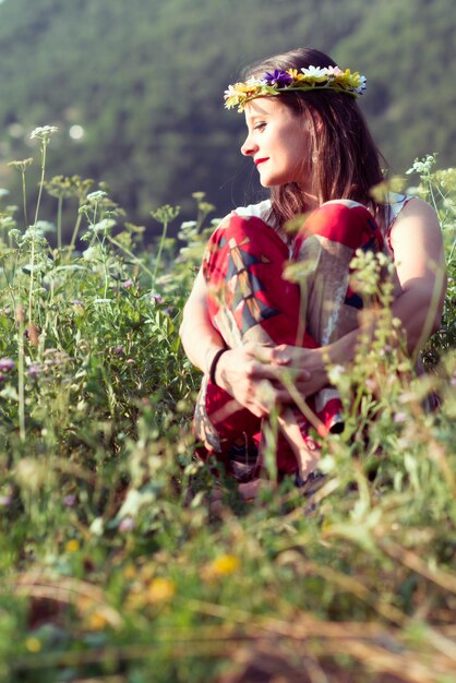 Chica hippie en la naturaleza