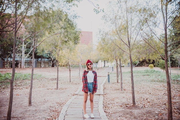 Chica hipster asiática posar para tomar una foto estilo vintage