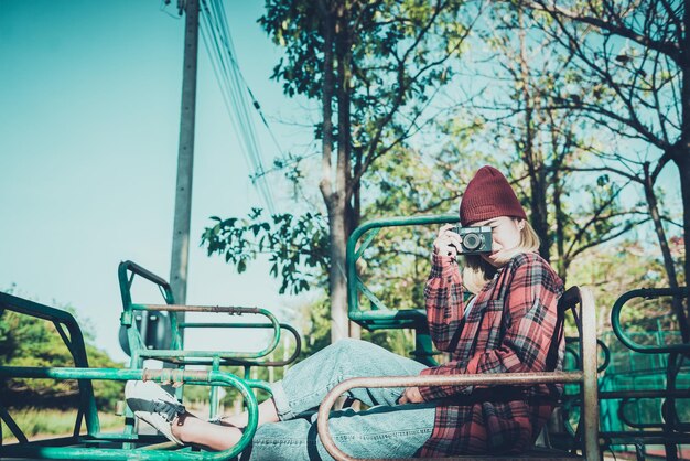 Chica hipster asiática con pose de cámara para tomar una foto Estilo vintage de estilo hippie de mujer tailandesa