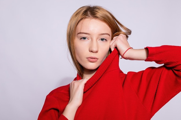 Chica hipster hermosa de moda Foto de mujer joven y positiva en amarillo hasta la rodilla con fondo blanco atrae a los golfistas