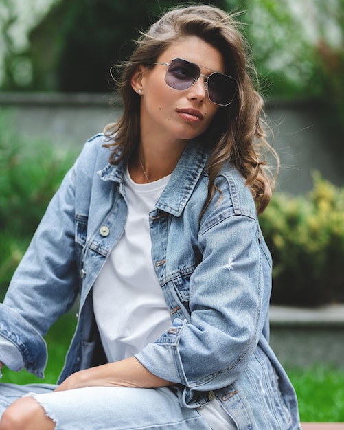 Chica hipster en jeans y camiseta blanca limpia