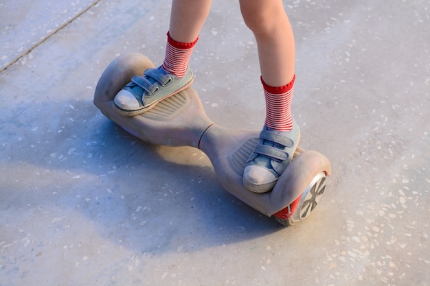 Foto chica en un hoverboard