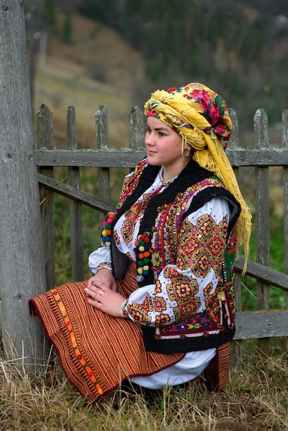 Chica hutsul ucraniana con un traje nacional hutsul